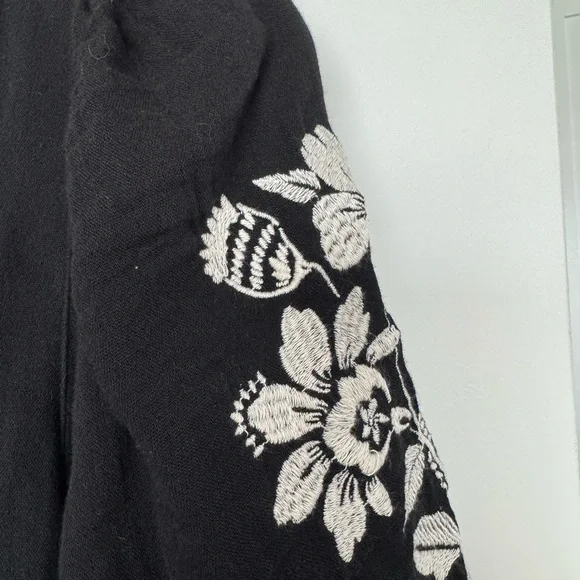 Old Navy Black Blouse with White Floral Embroidery - Picture 3 of 6